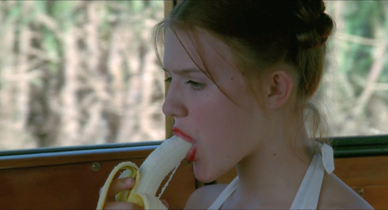 eat banana in car